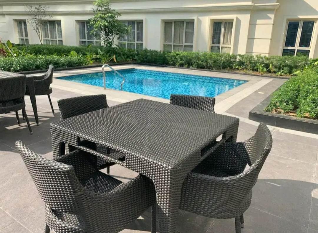 81 Newport C5 10I Balcony & Pool Across Naia T3 Aparthotel Pasay Exterior photo
