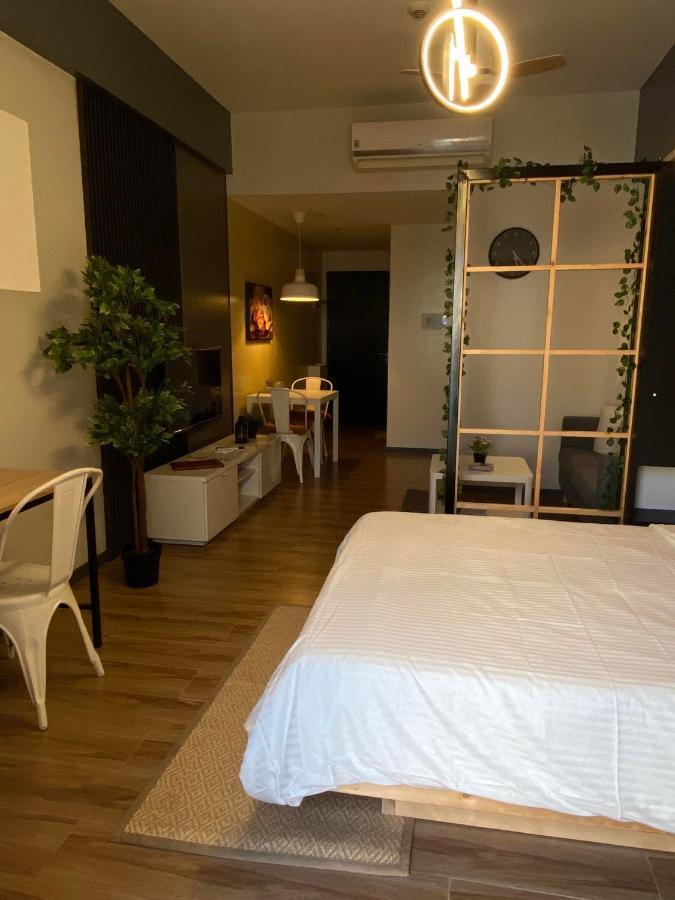 81 Newport C5 10I Balcony & Pool Across Naia T3 Aparthotel Pasay Exterior photo
